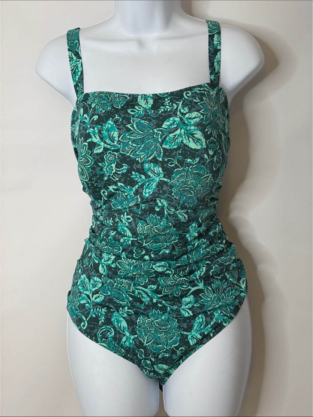 D & CO Women’s Green Floral One-Piece Swimsuit, size 20